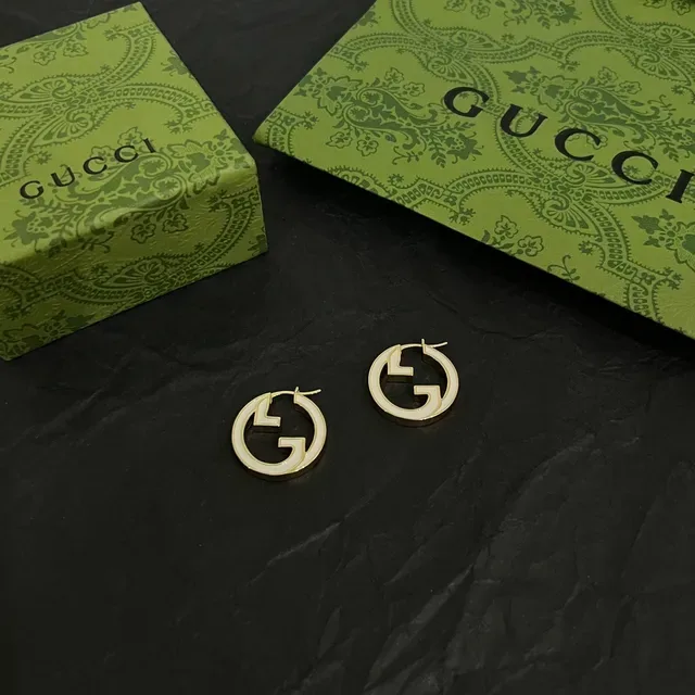 Gucci GG Marmont Interlocking G Boucles d'oreilles à anneau en émail doré 6
