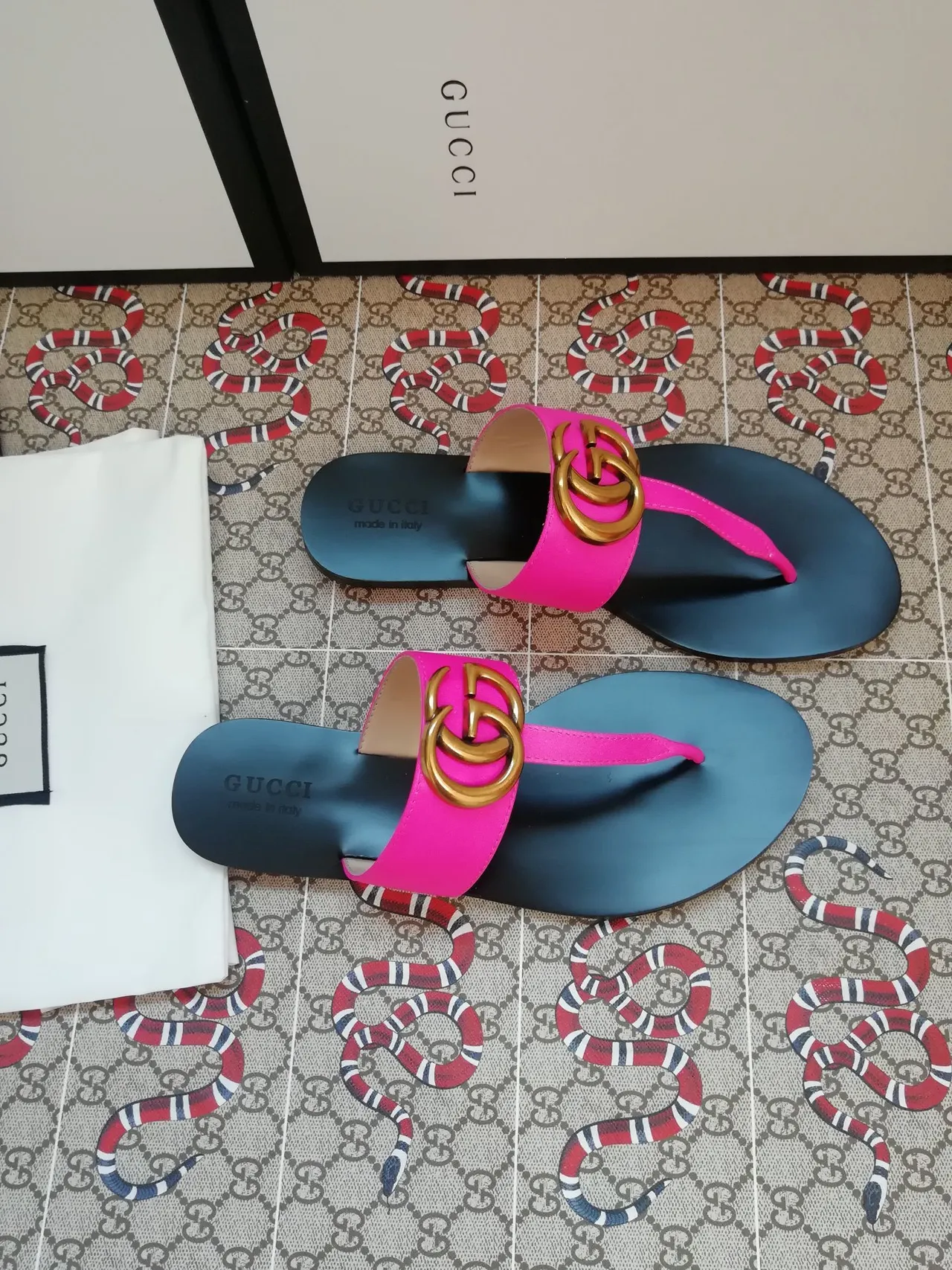 Gucci GG Marmont Sandales Casual Rose Bleu Sangle Large Boucle Double G Entrelacée 2