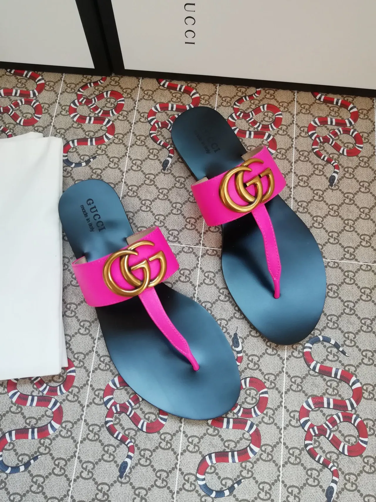Gucci GG Marmont Sandales Casual Rose Bleu Sangle Large Boucle Double G Entrelacée 3