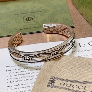 Gucci GG Marmont Plata y Oro Pulsera Abierta Grabada con Interior de Panal