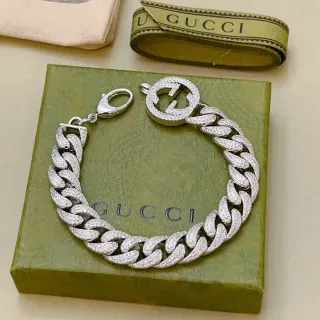 Gucci GG Marmont Pulsera de cadena curb plateada con pavé e cierre G interbloqueable