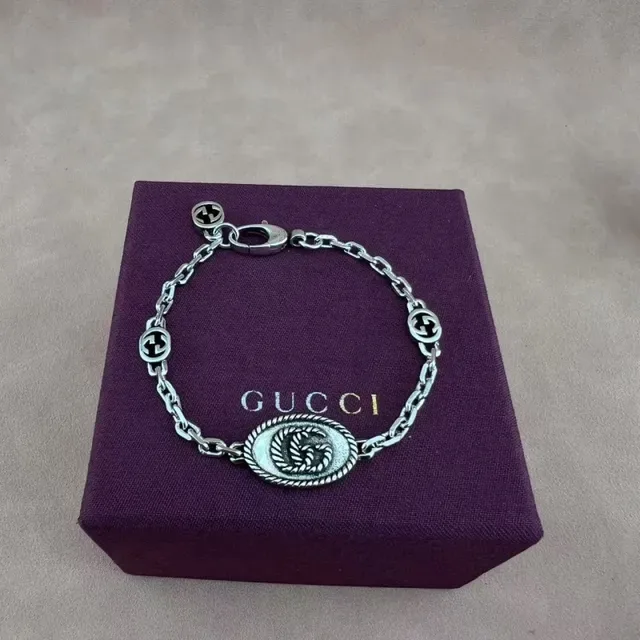 Gucci GG Marmont قلادة بيضاوية بلون فضي بحافة حبلية 4
