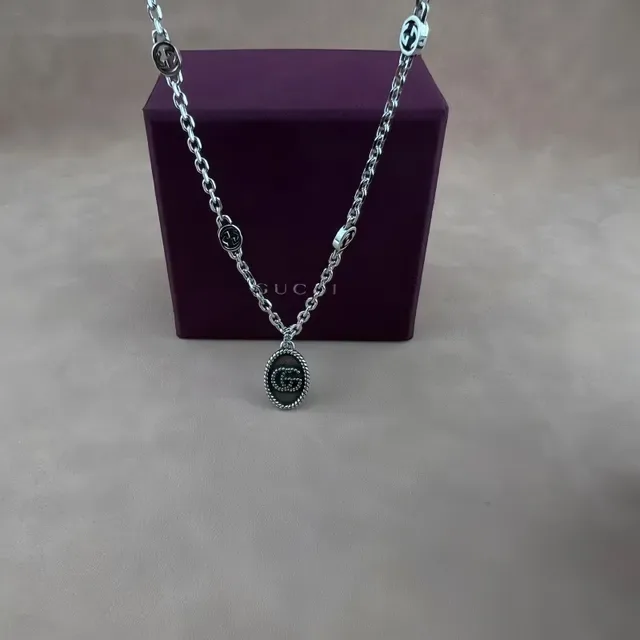 Gucci GG Marmont قلادة بيضاوية بلون فضي بحافة حبلية 8