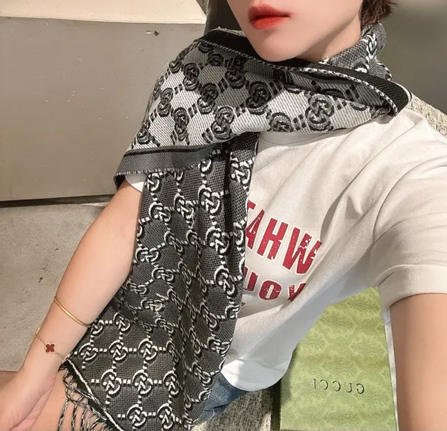 Gucci GG Monogram Noir et Gris Écharpe en cachemire 3