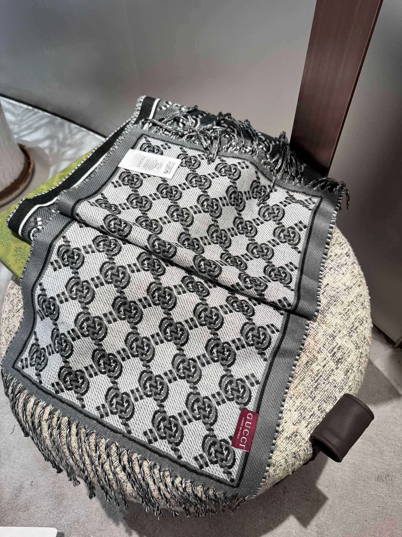Gucci GG Monogram Noir et Gris Écharpe en cachemire 5