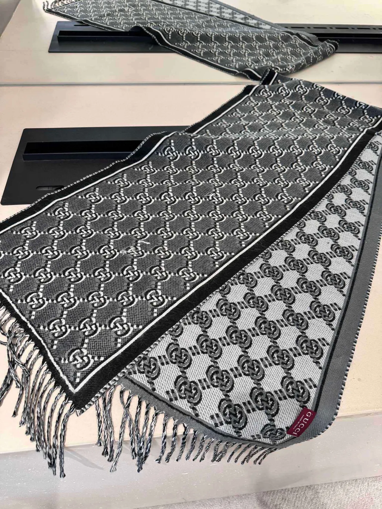 Gucci GG Monogram Noir et Gris Écharpe en cachemire 6