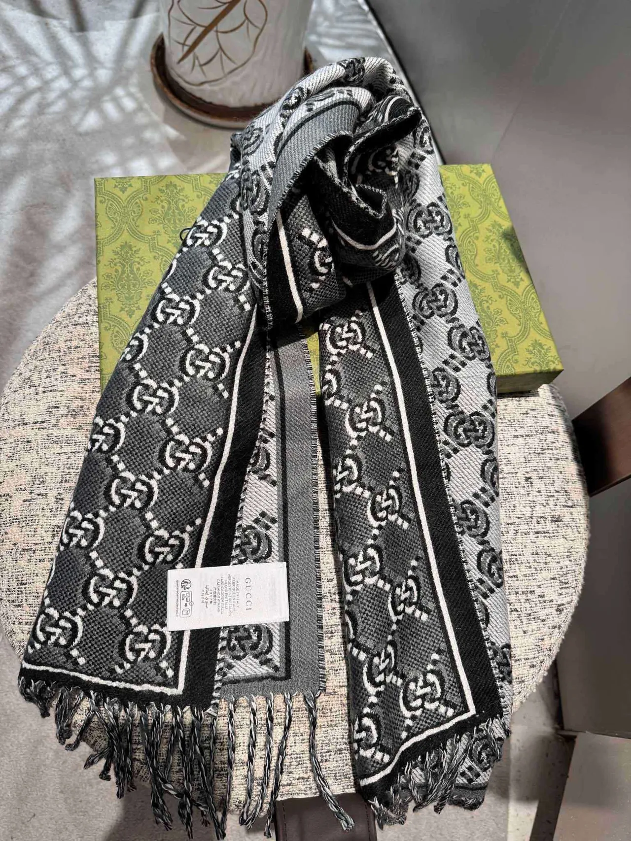 Gucci GG Monogram Noir et Gris Écharpe en cachemire 7