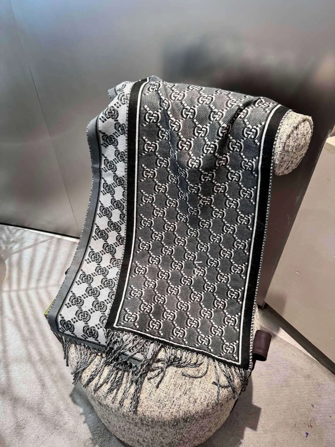 Gucci GG Monogram Noir et Gris Écharpe en cachemire 8