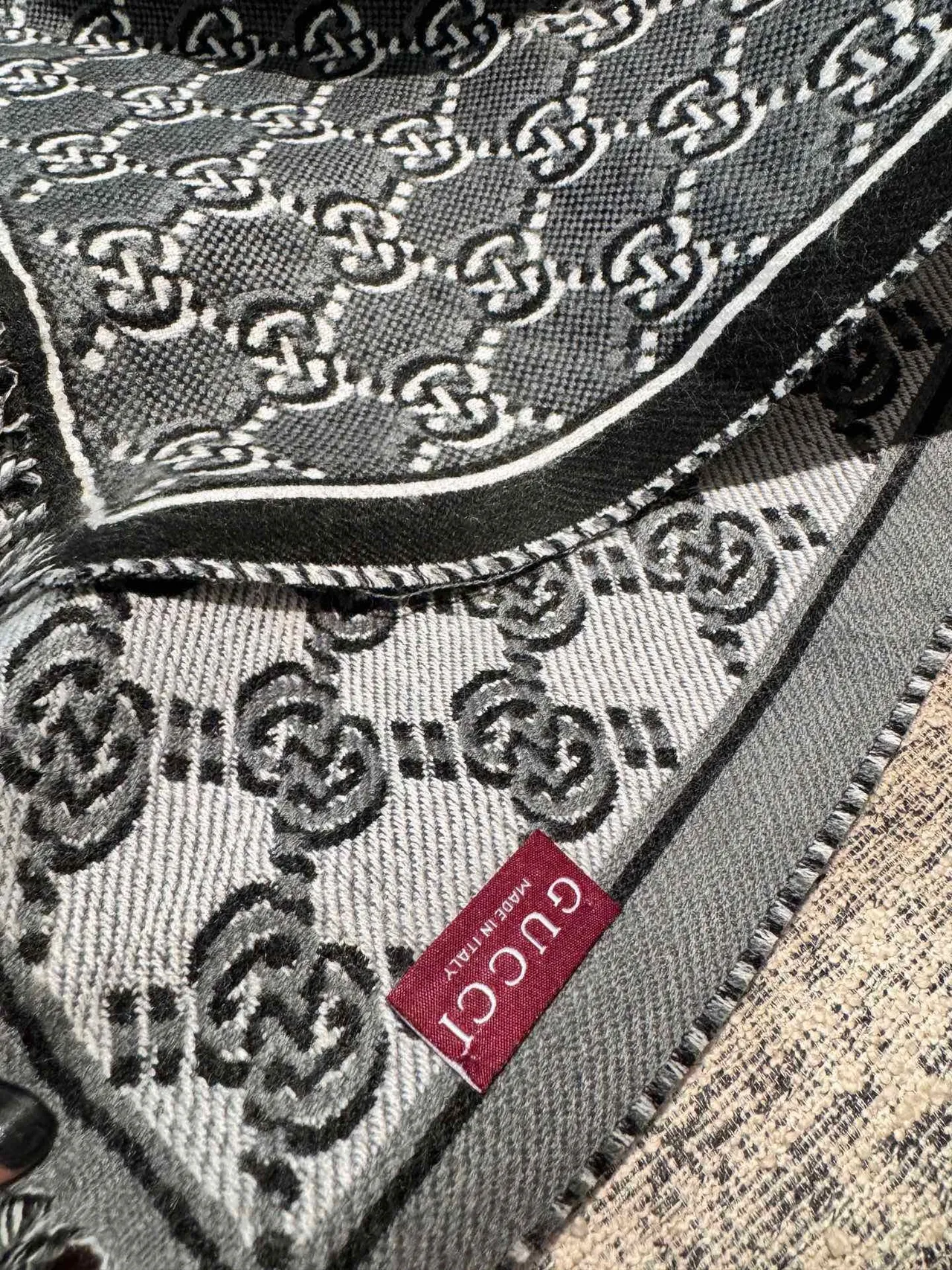 Gucci GG Monogram Noir et Gris Écharpe en cachemire 9