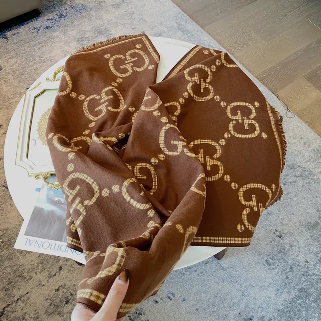 Gucci GG Monogram شال كشمير بني مربعات 2