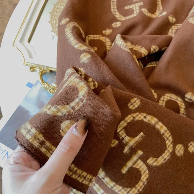 Gucci GG Monogram شال كشمير بني مربعات 3