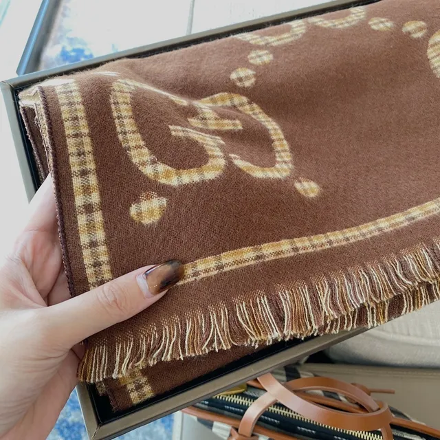 Gucci GG Monogram شال كشمير بني مربعات 4