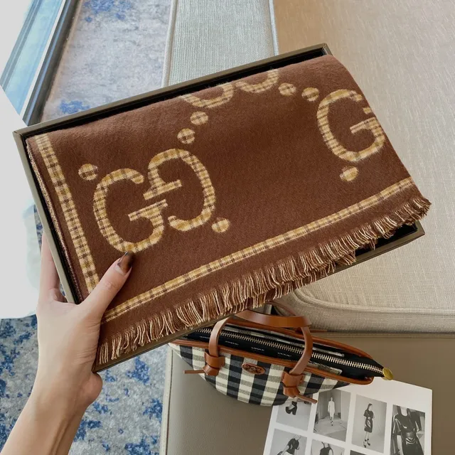 Gucci GG Monogram شال كشمير بني مربعات 5