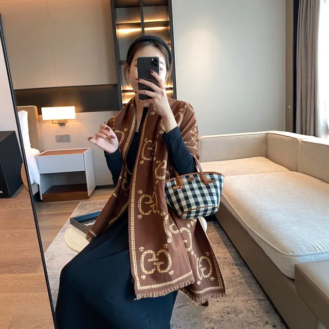 Gucci GG Monogram شال كشمير بني مربعات 6