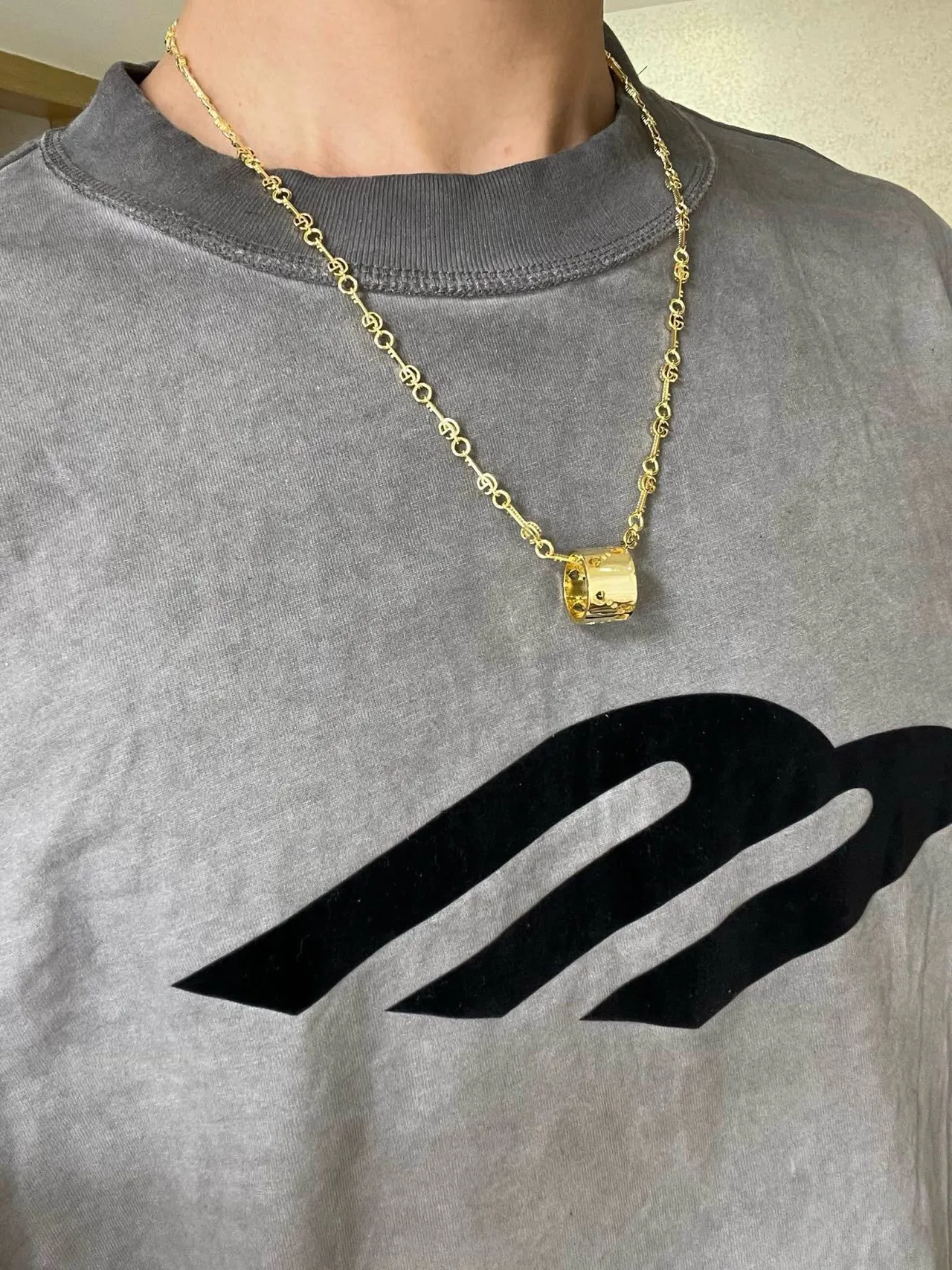 Gucci Gold Twisted-Link Chain Cylindrical Pendant Necklace 2