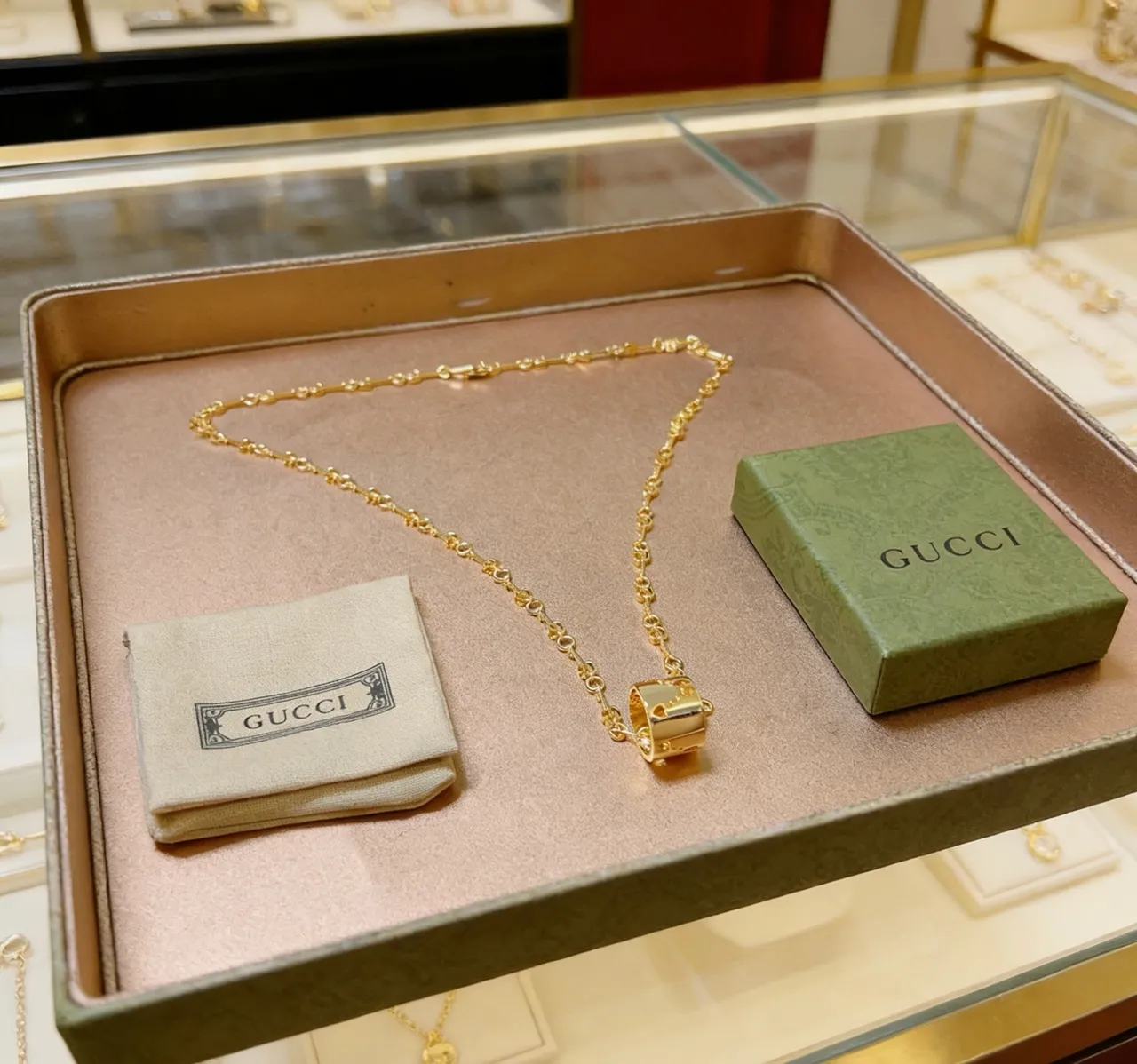 Gucci Gold Twisted-Link Chain Cylindrical Pendant Necklace 3