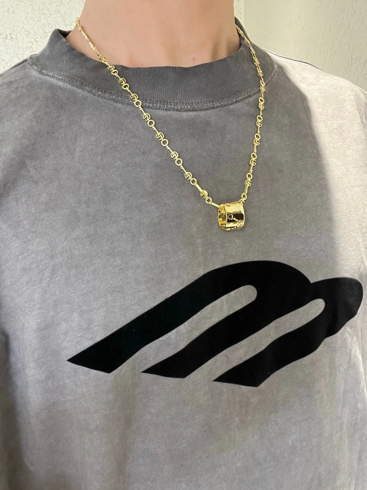 Gucci Gold Twisted-Link Chain Cylindrical Pendant Necklace 5