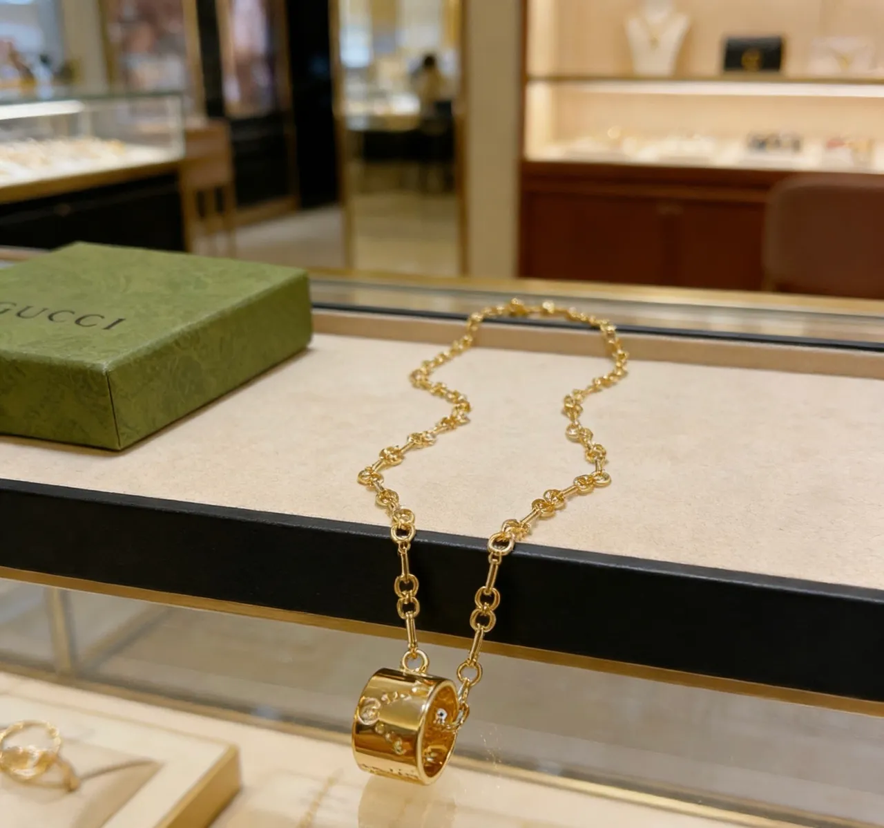 Gucci Gold Twisted-Link Chain Cylindrical Pendant Necklace 7