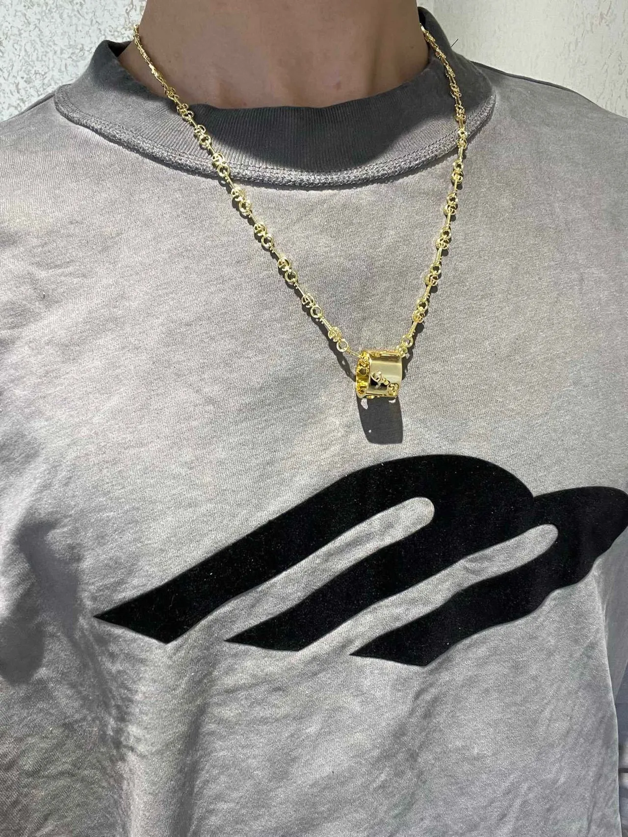 Gucci Gold Twisted-Link Chain Cylindrical Pendant Necklace 8