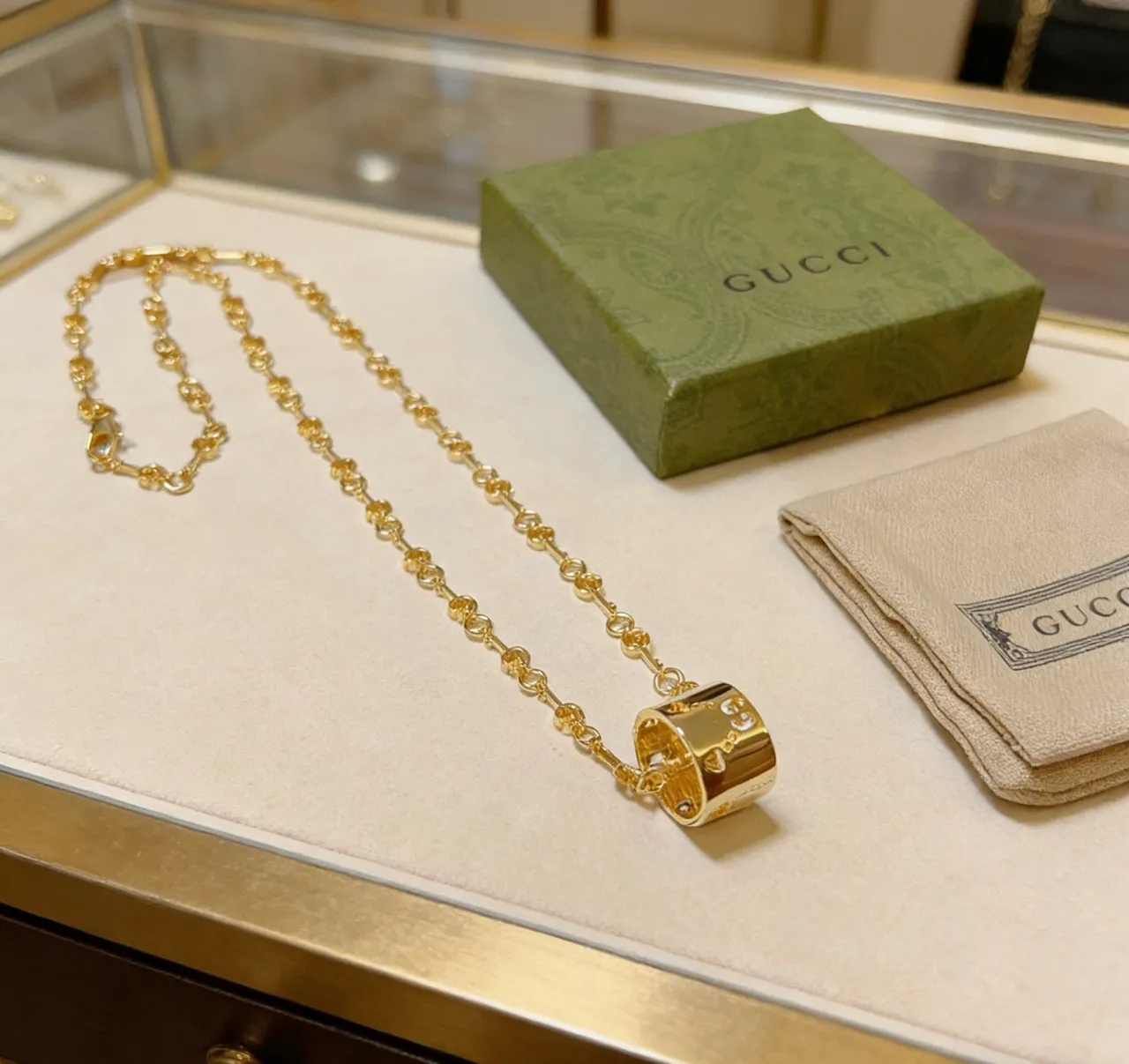 Gucci Gold Twisted-Link Chain Cylindrical Pendant Necklace 9
