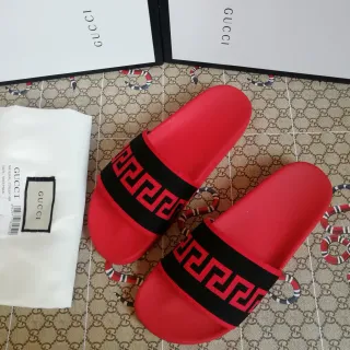 Gucci Greca Slide लाल और काला रबर स्लिपर्स