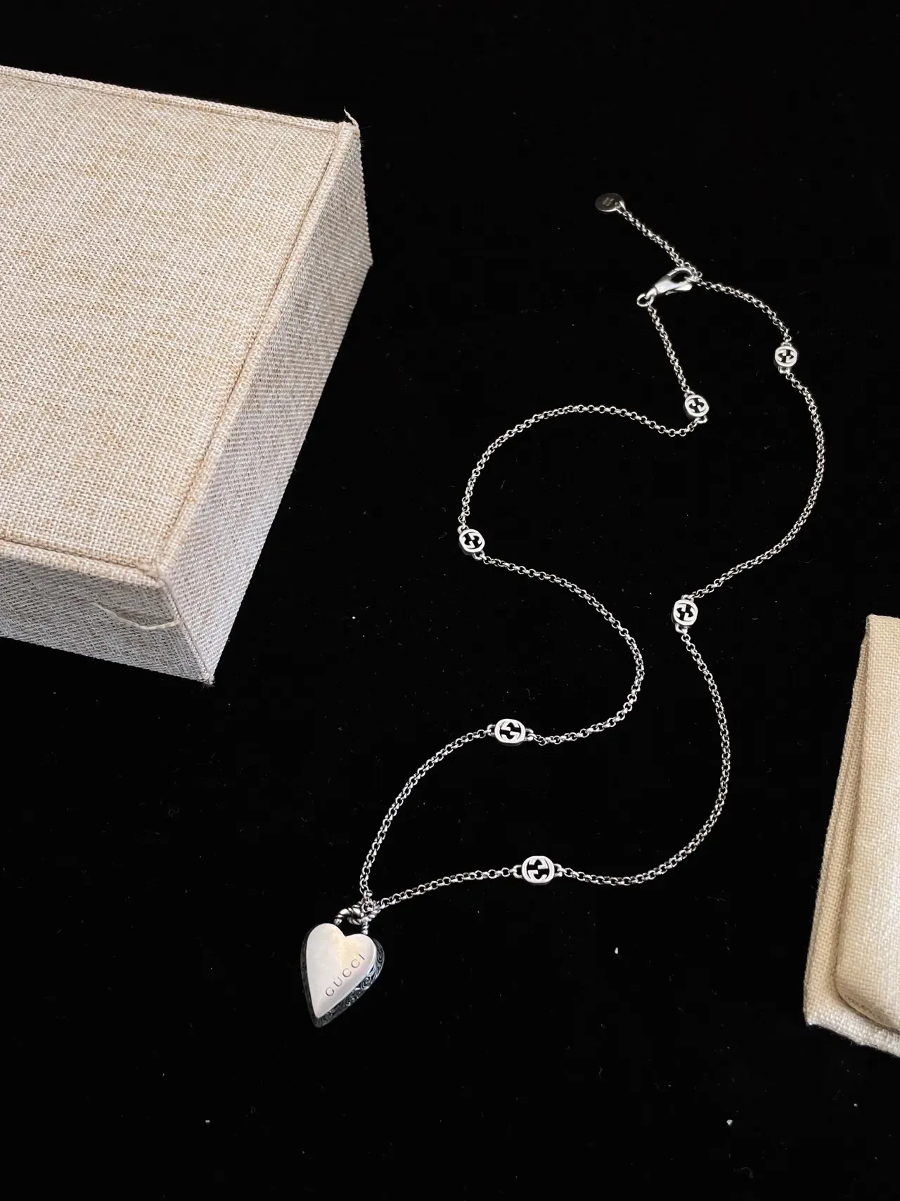 Collier Gucci Heart argent gravé marque 3