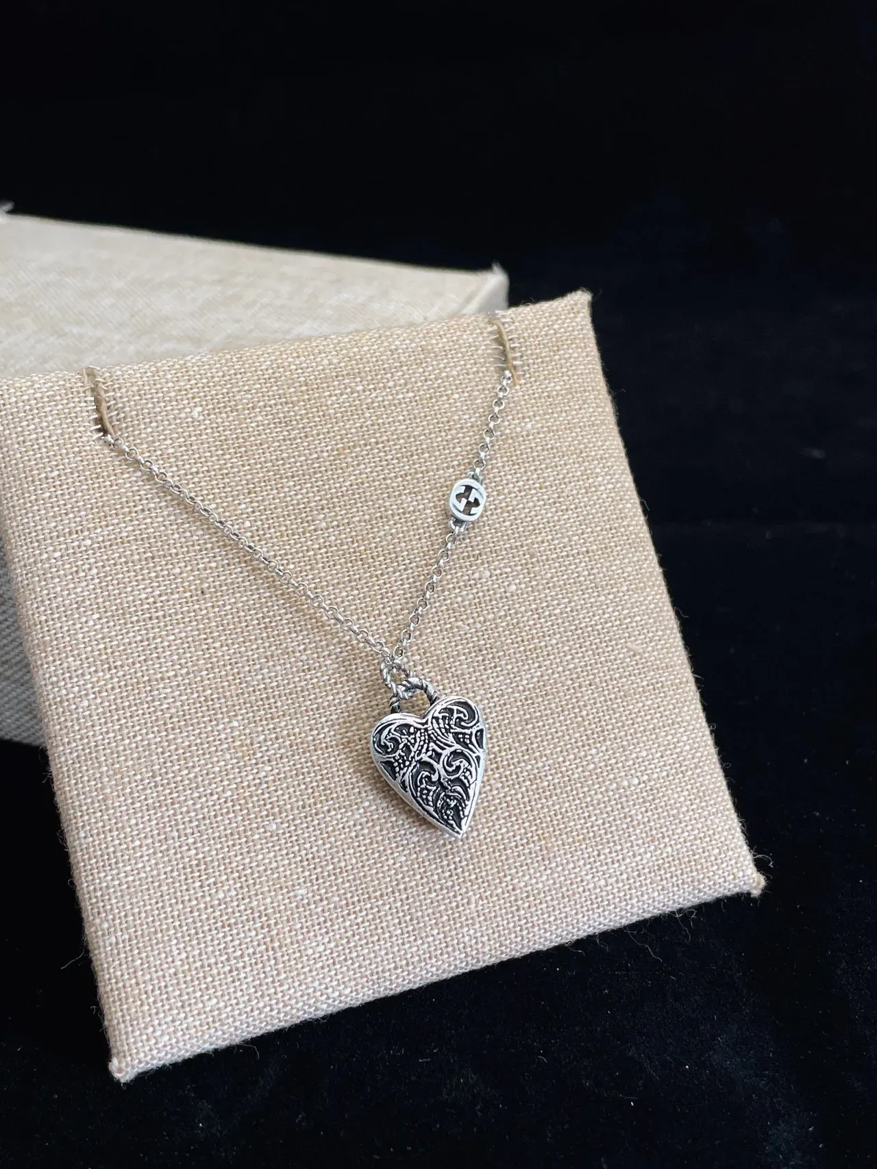 Collier Gucci Heart argent gravé marque 4