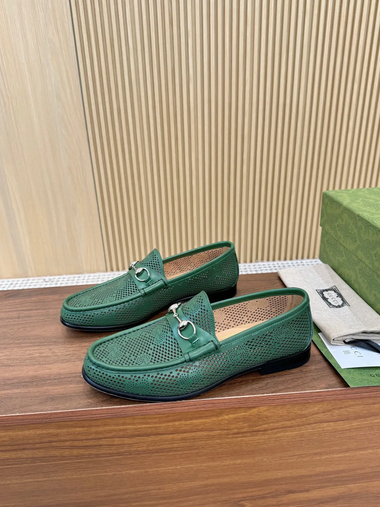 Gucci Horsebit 1955 Mocassins en cuir vert perforé 4