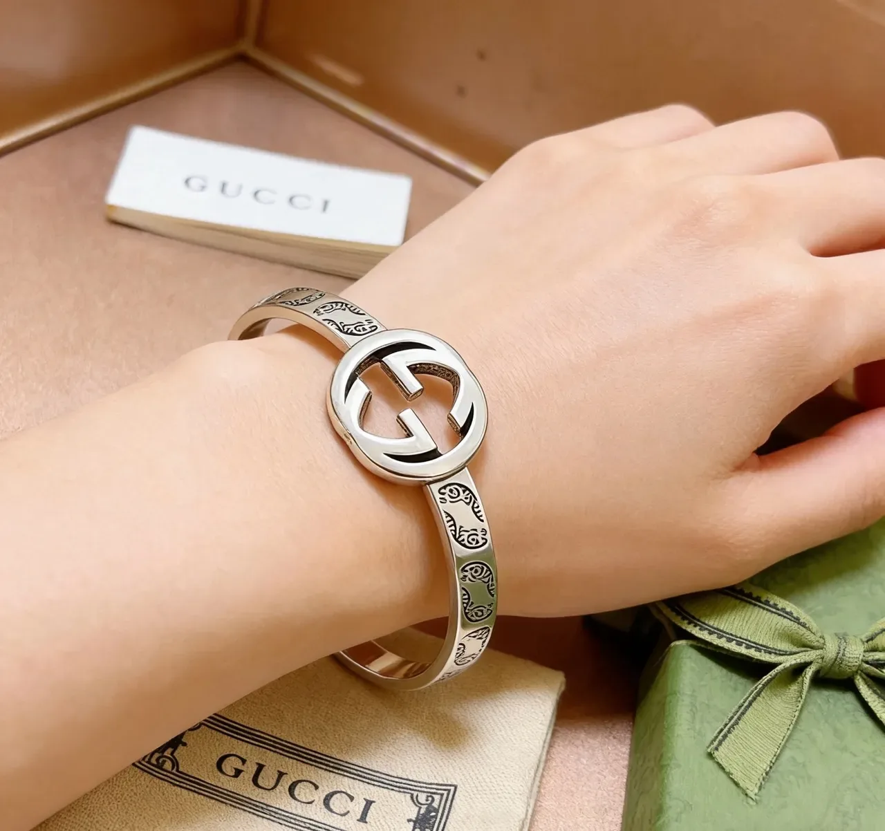 Gucci Interlocking G Engraved Silver-Tone Bangle Bracelet 4