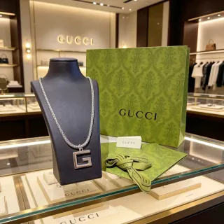 Gucci Interlocking G تعليقة مربعة سلسلة فضية سوداء متشابكة