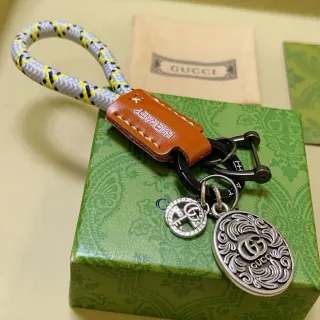 Gucci Pulseira de Couro com Etiqueta de Cuero Marrom e Loop de Corda Multicolor