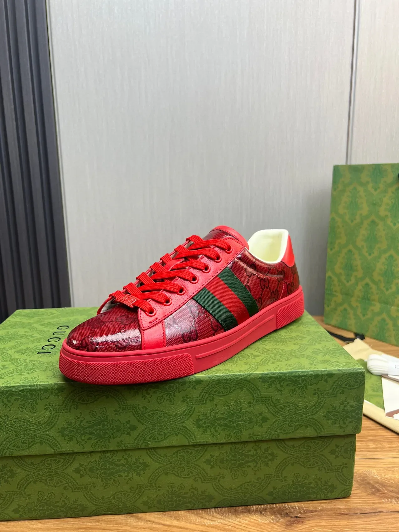 Gucci Rouge et Vert GG Monogram-Print Cuir Supérieur Rayures Web Sneakers Lifestyle 2