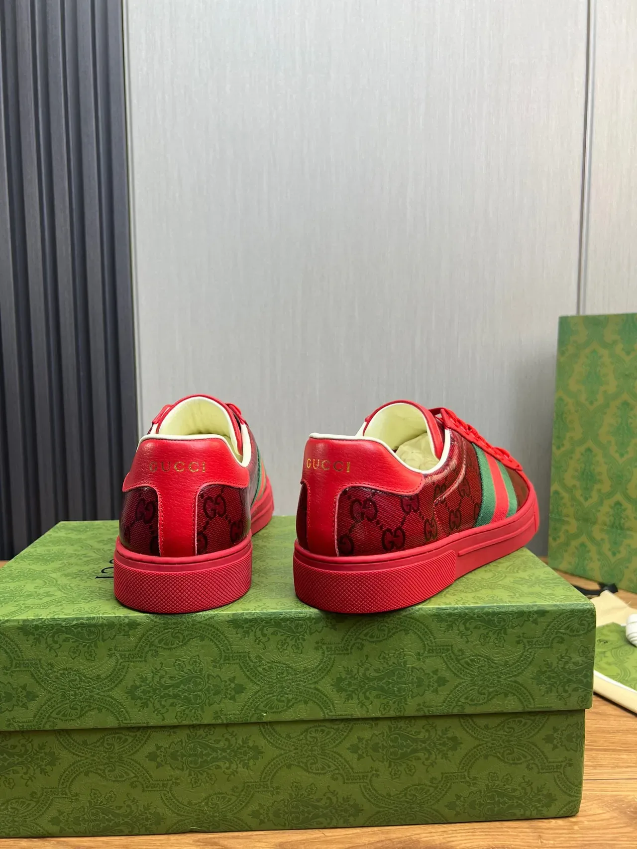 Gucci Rouge et Vert GG Monogram-Print Cuir Supérieur Rayures Web Sneakers Lifestyle 3