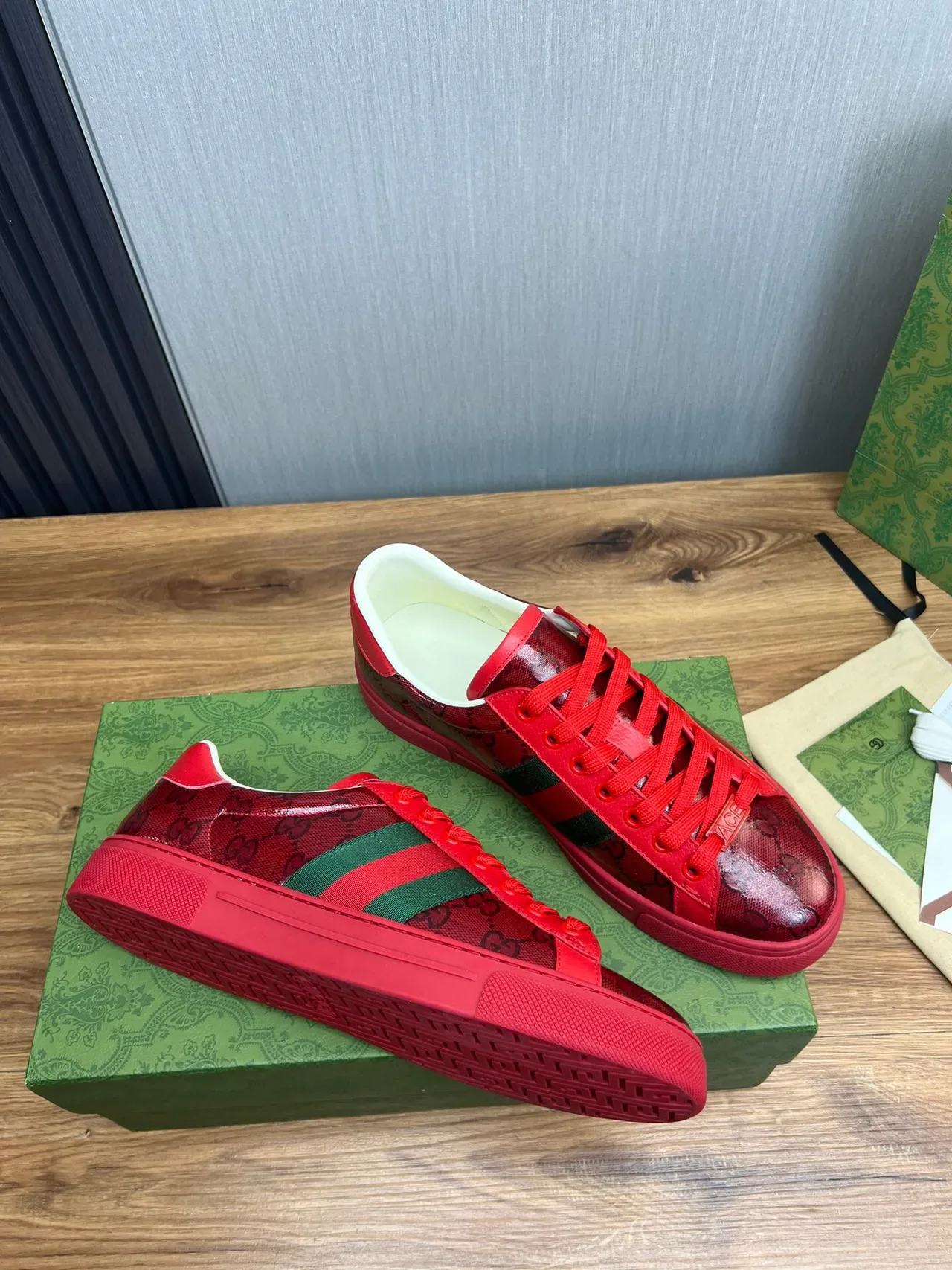 Gucci Rouge et Vert GG Monogram-Print Cuir Supérieur Rayures Web Sneakers Lifestyle 4