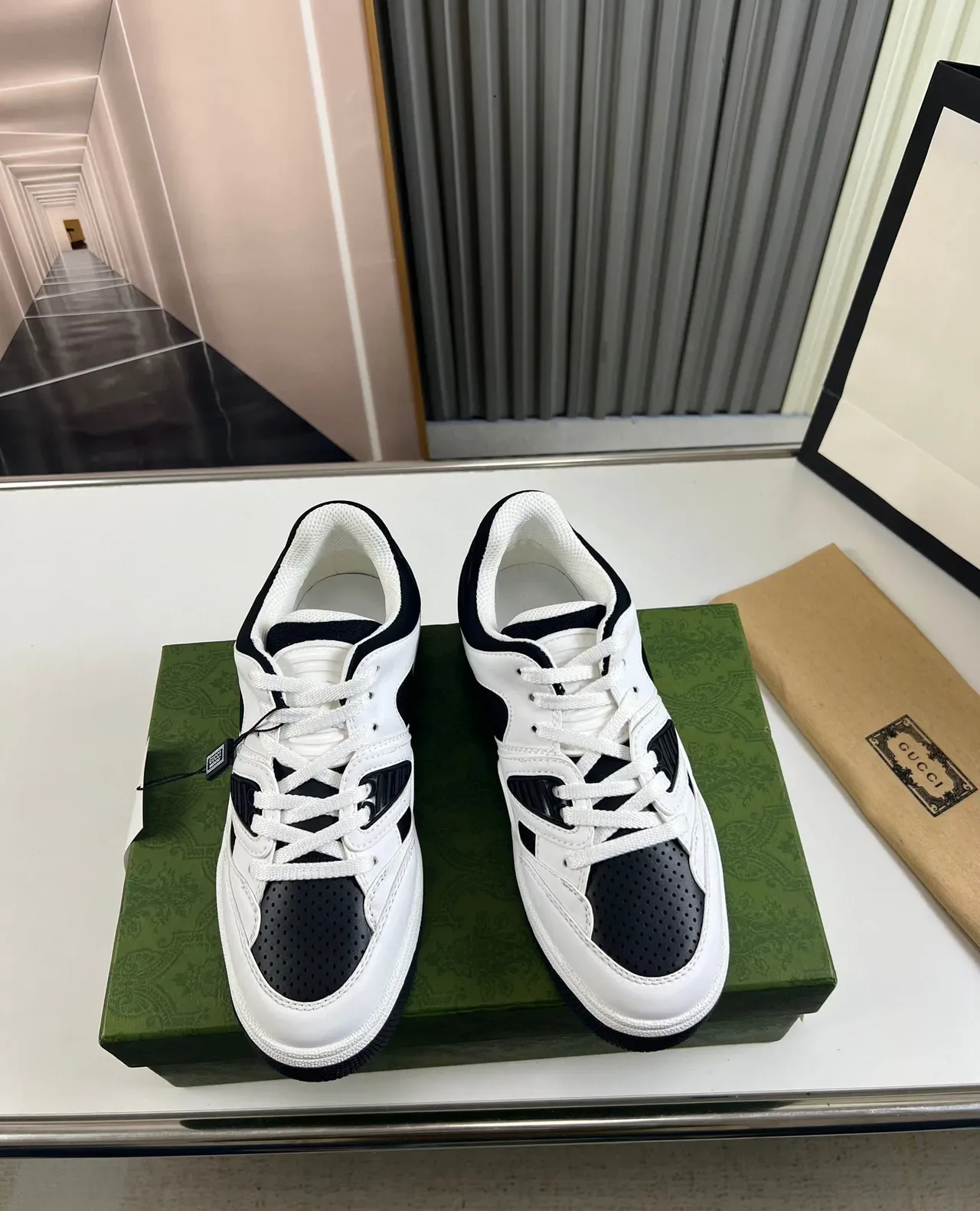 Sneakers Lifestyle Gucci Screener Blanc et Noir Colorblock 2