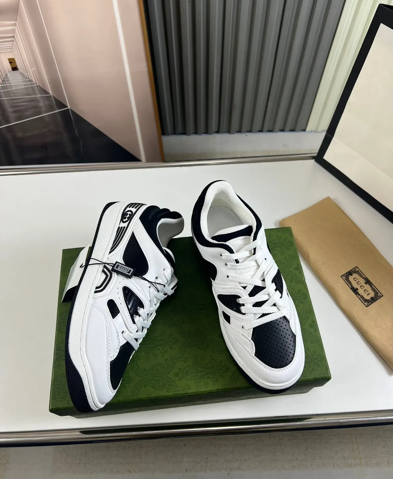Sneakers Lifestyle Gucci Screener Blanc et Noir Colorblock 6
