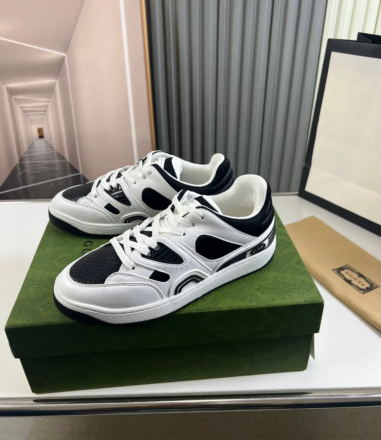 Sneakers Lifestyle Gucci Screener Blanc et Noir Colorblock 9