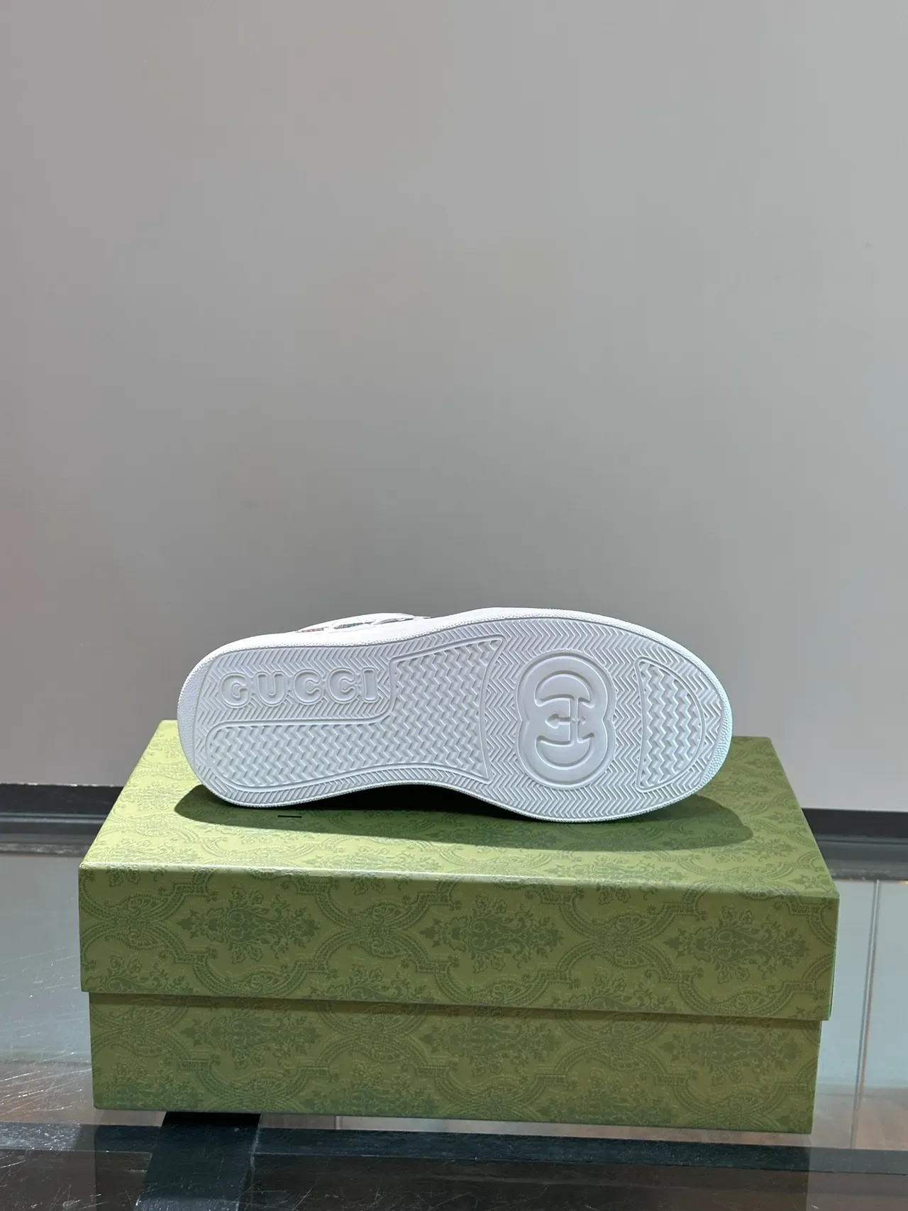 Gucci Screener حذاء رياضي أبيض جلدي ويب سترايب أسلوب حياة 2