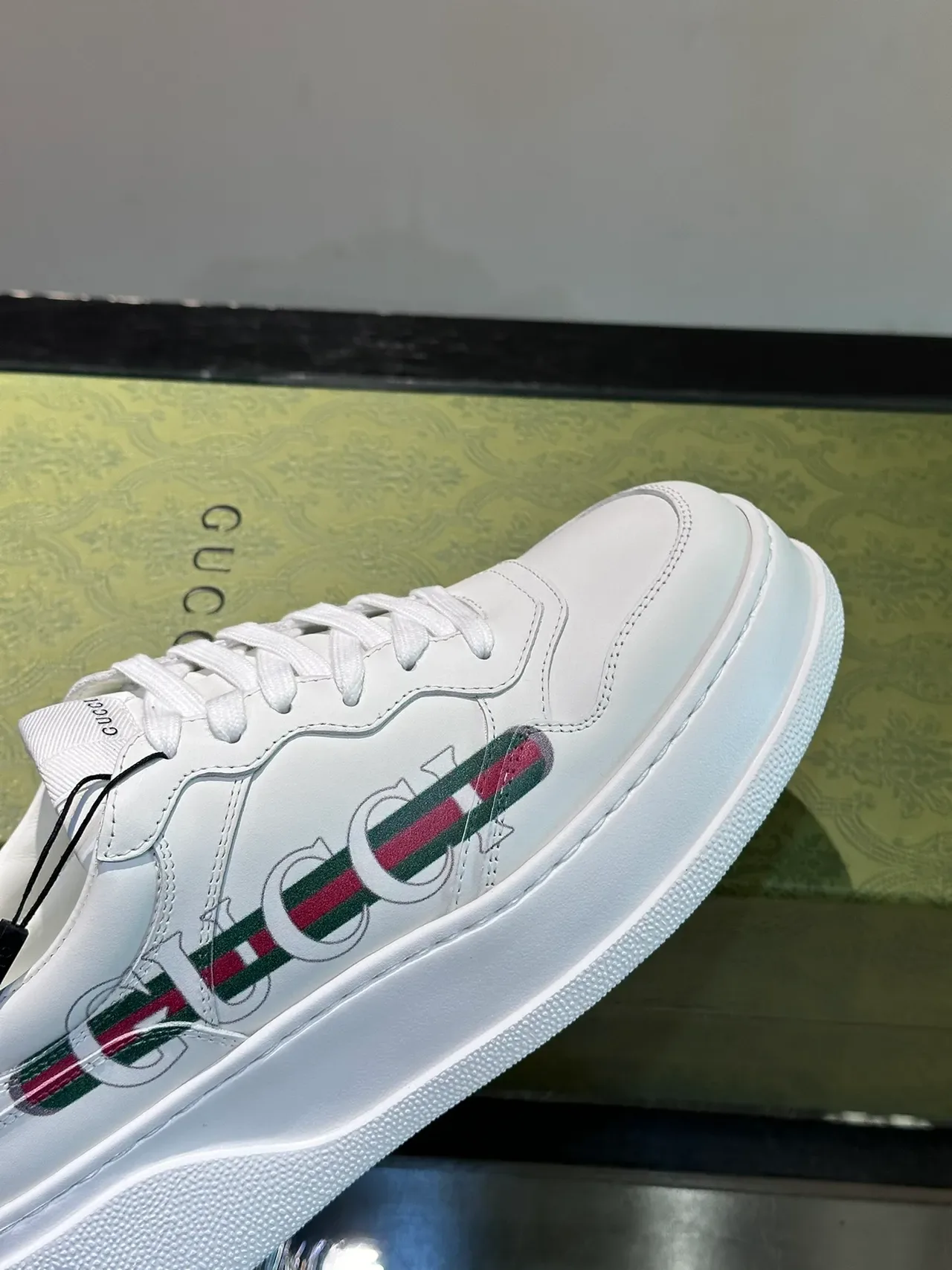 Gucci Screener حذاء رياضي أبيض جلدي ويب سترايب أسلوب حياة 3