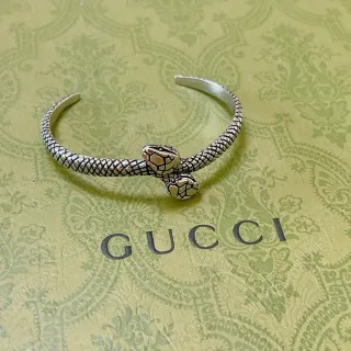 Gucci سوارة أفعى بنمط الفضة والذهبي