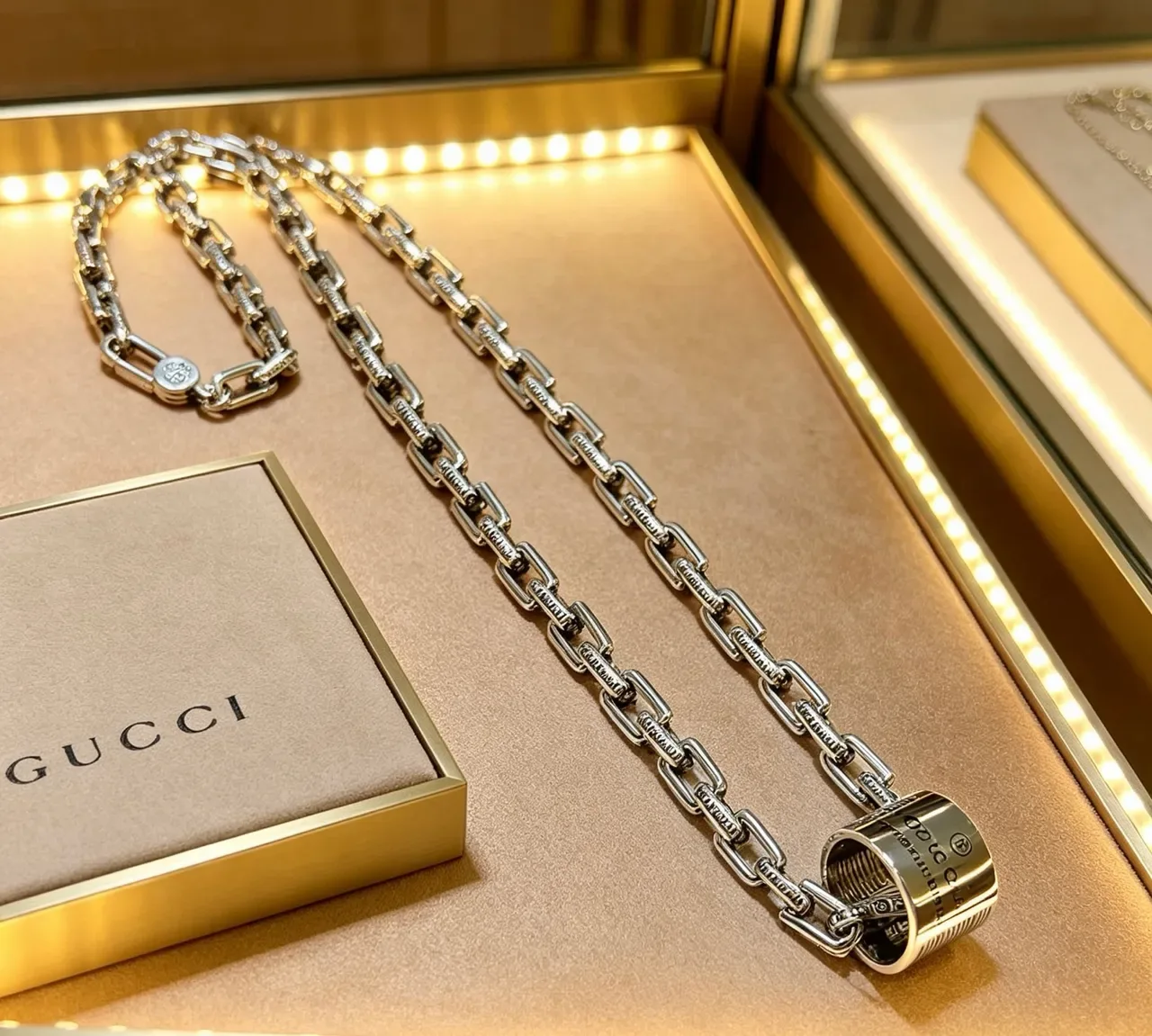 Gucci Silver Beige Heavy-Link Chain Cylindrical Clasp Detail Necklace 4