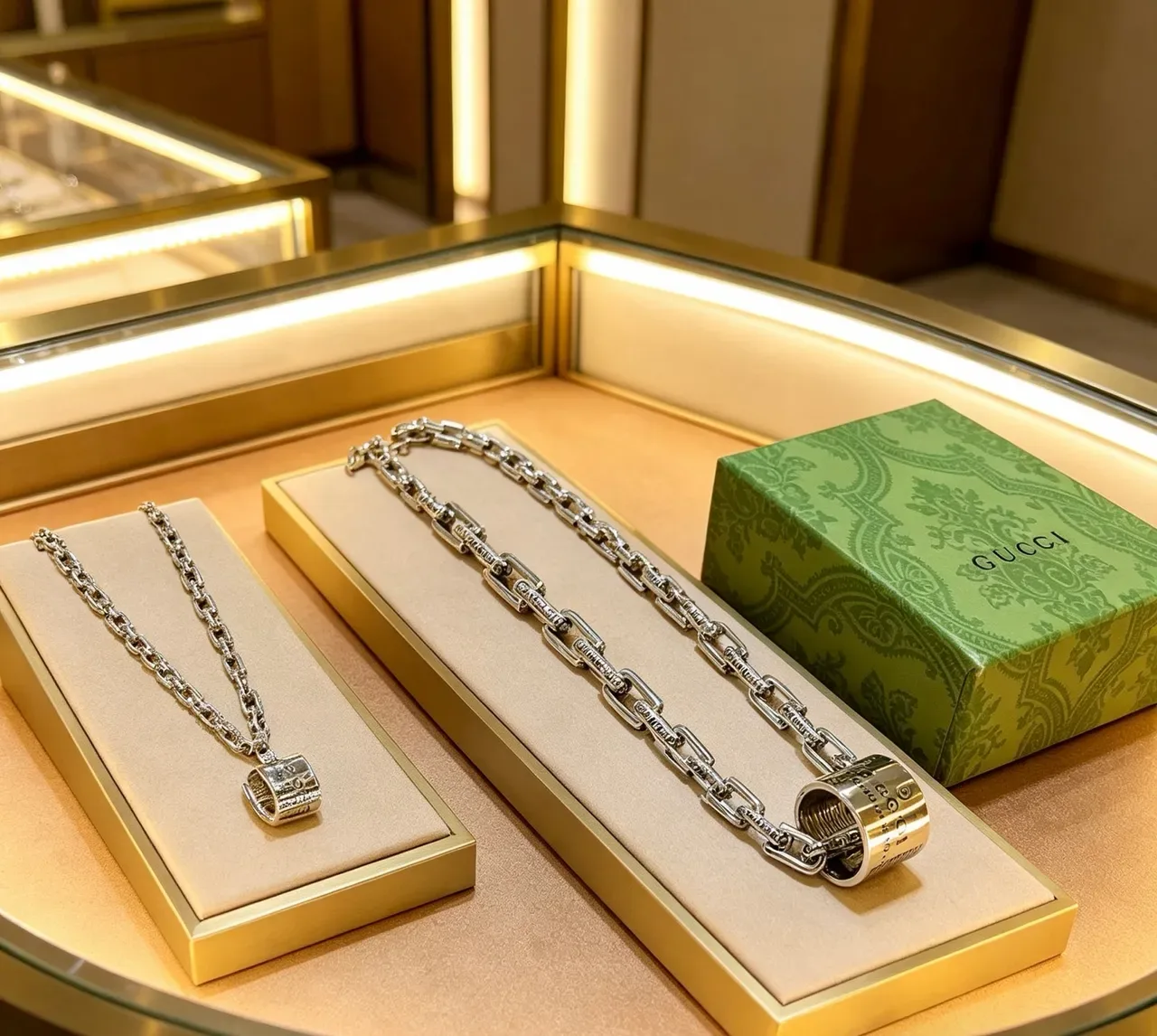 Gucci Silver Beige Heavy-Link Chain Cylindrical Clasp Detail Necklace 7