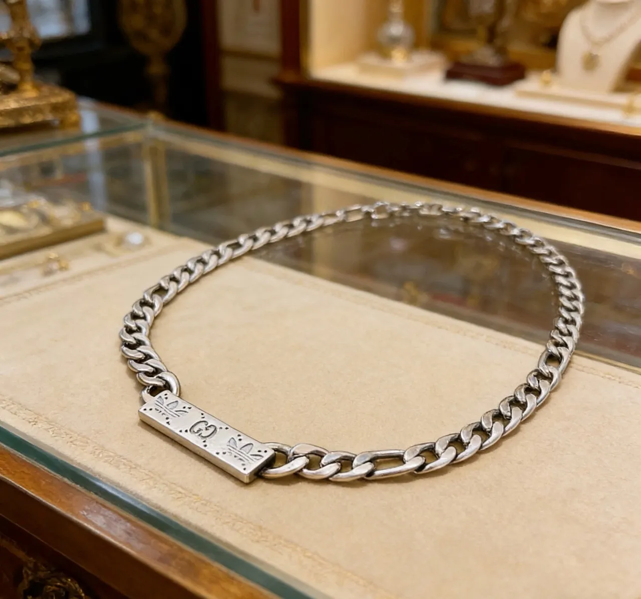 Gucci Silver Figaro-Link Chain Rectangular Branded Pendant Necklace 2