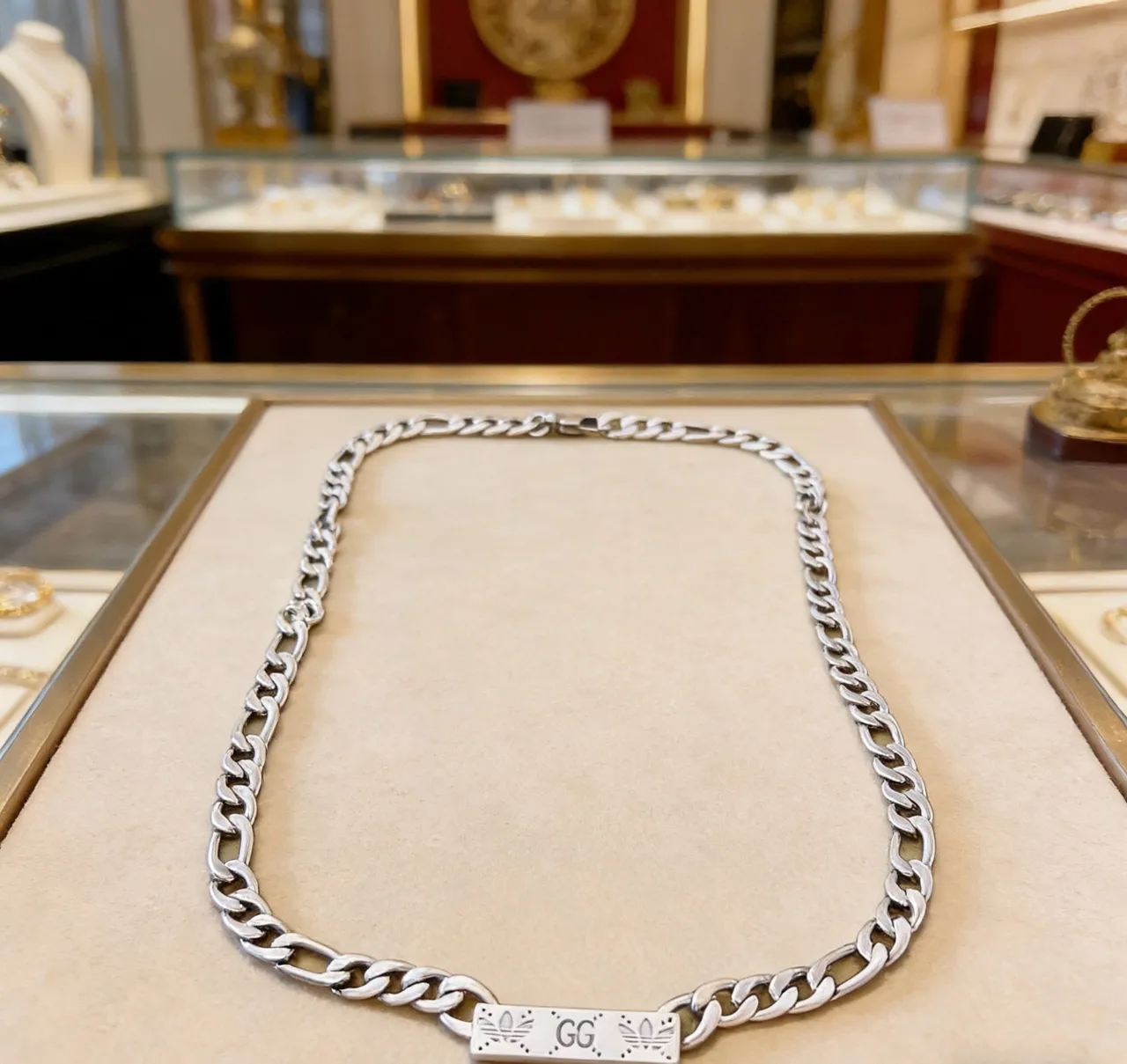 Gucci Silver Figaro-Link Chain Rectangular Branded Pendant Necklace 3
