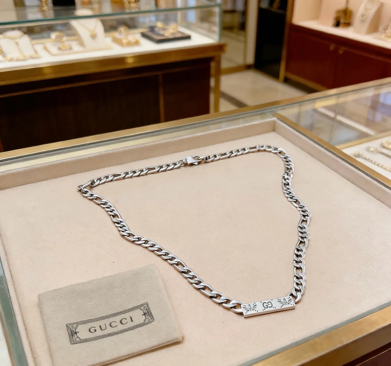 Gucci Silver Figaro-Link Chain Rectangular Branded Pendant Necklace 5