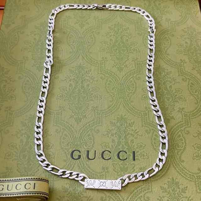 Gucci Silver Figaro-Link Chain Rectangular Branded Pendant Necklace 6