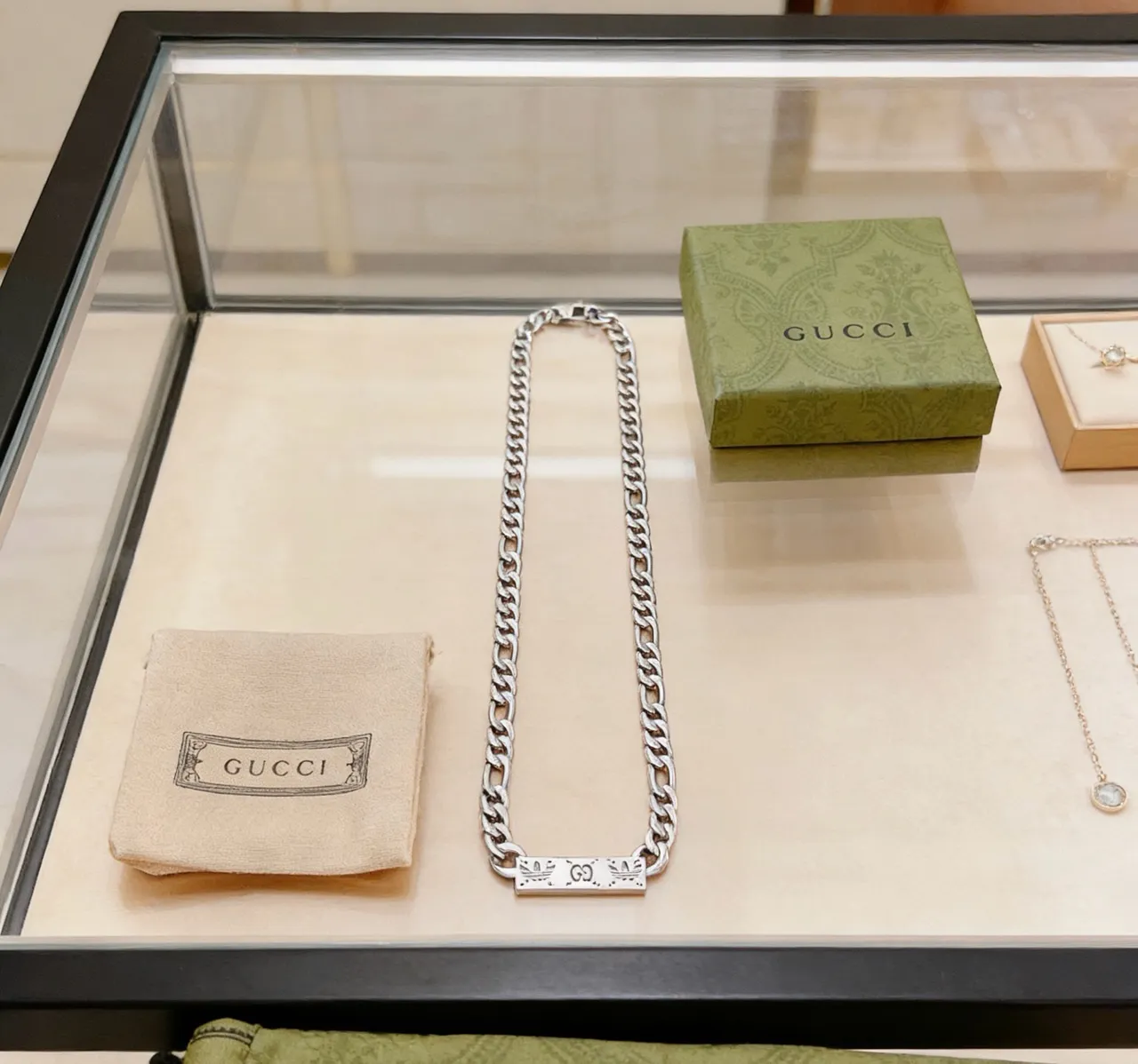 Gucci Silver Figaro-Link Chain Rectangular Branded Pendant Necklace 7