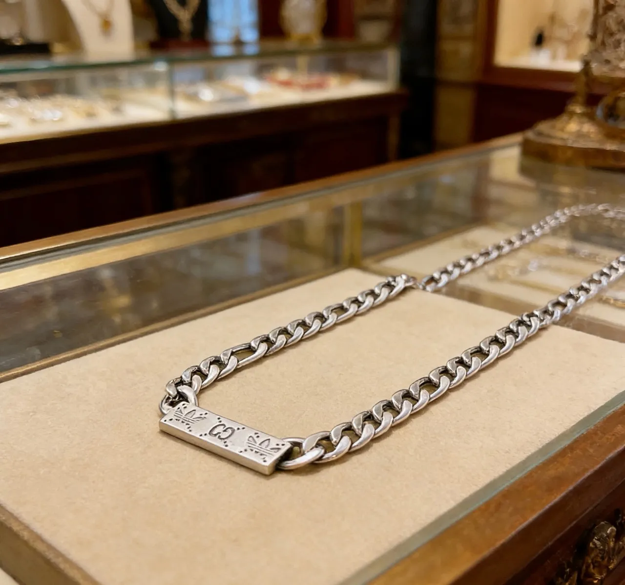 Gucci Silver Figaro-Link Chain Rectangular Branded Pendant Necklace 8