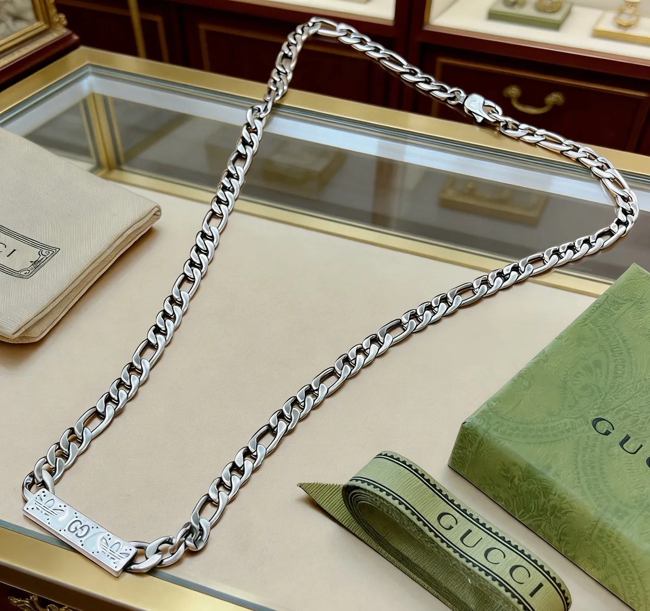 Gucci Silver Figaro-Link Chain Rectangular Branded Pendant Necklace 9