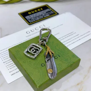 Gucci Plata y Oro Metálico Dos Tonos GG Logo Pulsera Charm